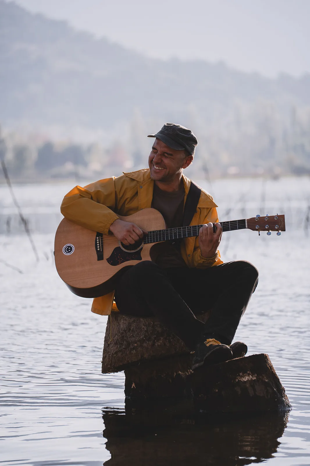 Salvi en amarillo con guitarra